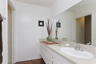 Park Regency Club in Downey, CA - Foto de edificio - Interior Photo