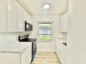 1942 NE 172nd St in North Miami Beach, FL - Building Photo - Building Photo