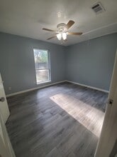 1203 N Pacific St in Conroe, TX - Building Photo - Building Photo