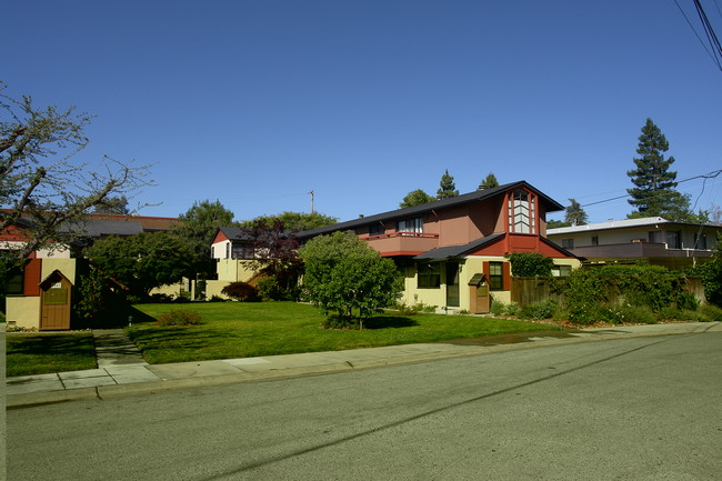 1049 Noel Dr in Menlo Park, CA - Foto de edificio - Building Photo