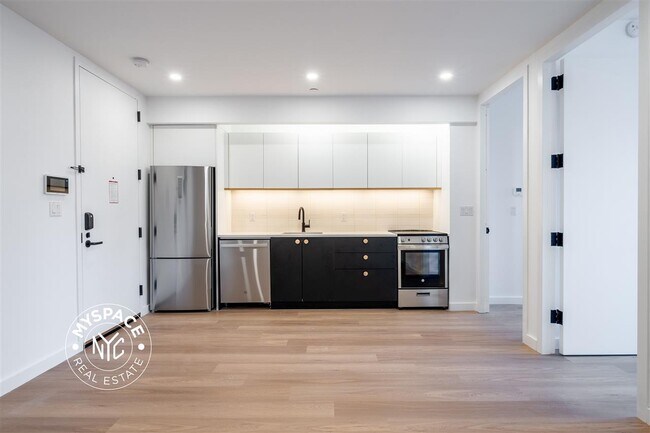654 Madison St, Unit 4E in Brooklyn, NY - Building Photo - Building Photo