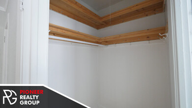 556 W Arlington Pl, Unit 215 in Chicago, IL - Building Photo - Building Photo