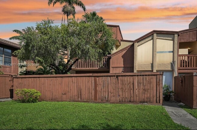 7024 SW 114th Pl in Miami, FL - Foto de edificio - Building Photo