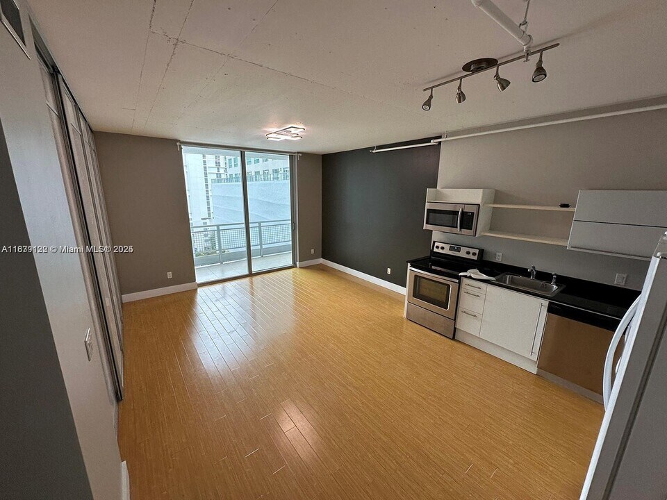 690 SW 1st Ct, Unit 1221 in Miami, FL - Building Photo