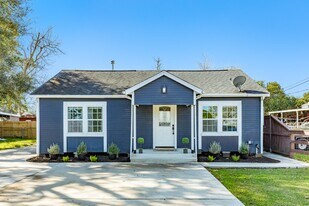 1614 Avenue F in Danbury, TX - Building Photo