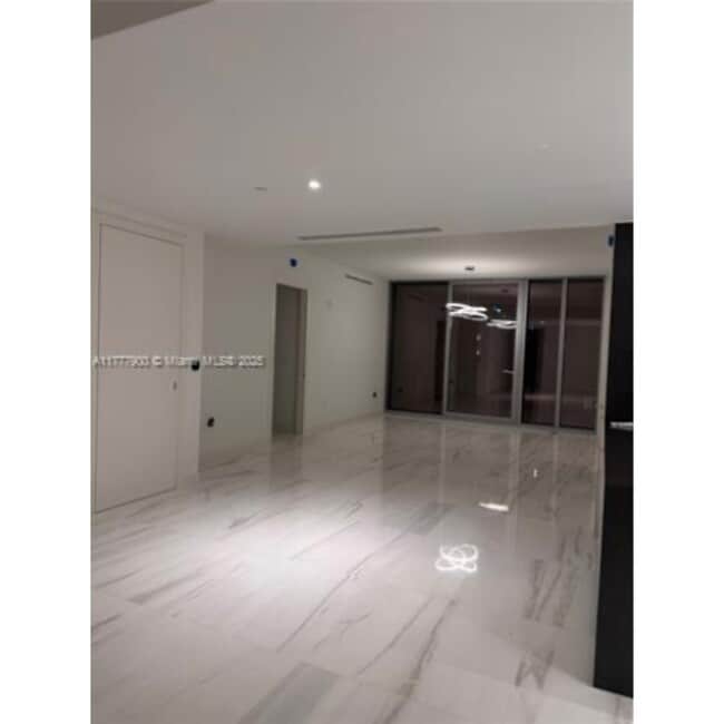 300 Biscayne Boulevard Way in Miami, FL - Building Photo - Building Photo