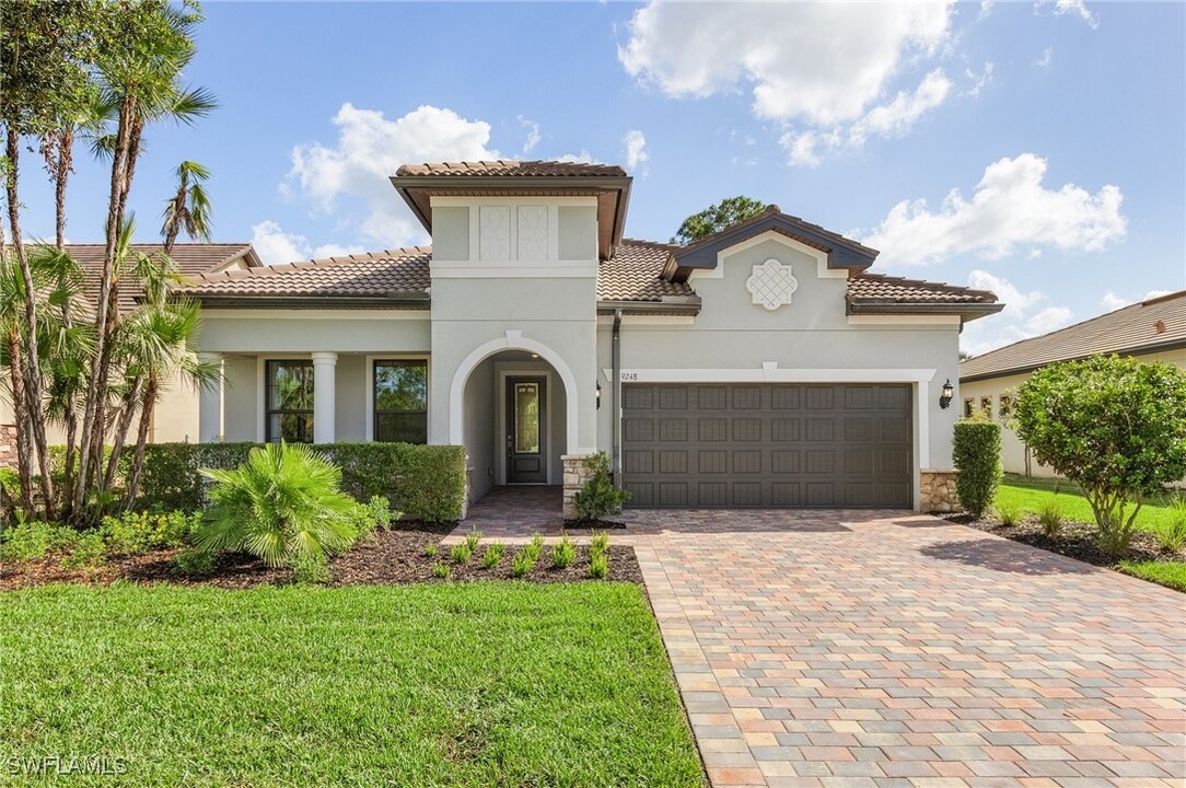 9248 Cormorant Dr in Naples, FL - Building Photo