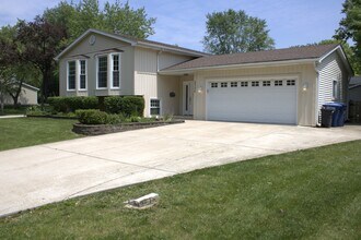 2305 Kingston Dr in Wheaton, IL - Building Photo - Building Photo
