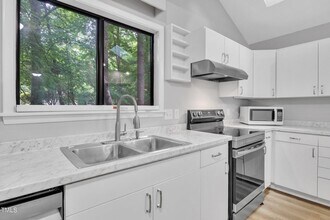 213 Deepwood Rd in Chapel Hill, NC - Building Photo - Building Photo