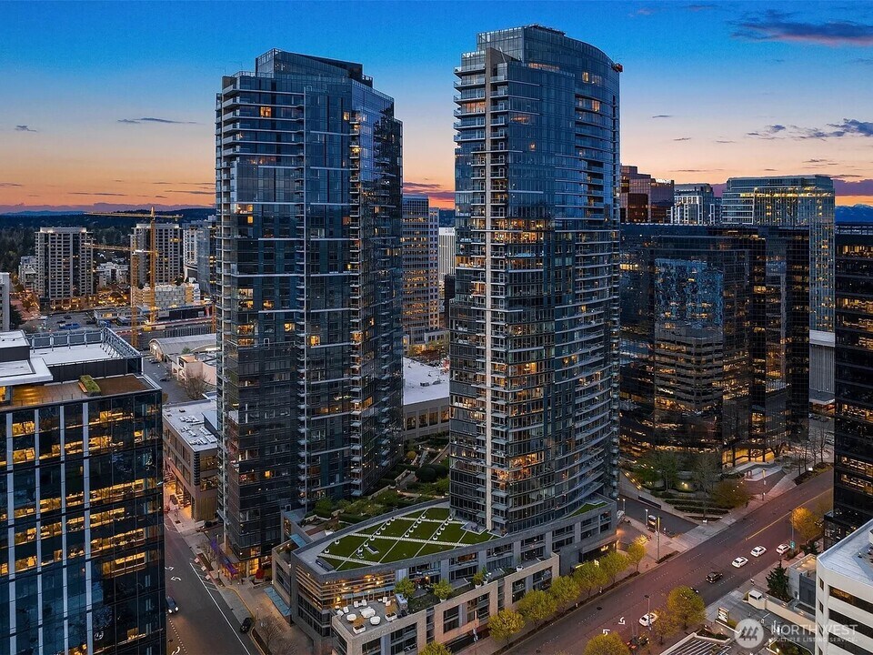10700 NE 4th St, Unit 424 in Bellevue, WA - Building Photo