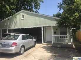 325 E French Pl in San Antonio, TX - Building Photo
