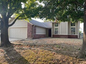 712 West 119th Pl S in Jenks, OK - Building Photo
