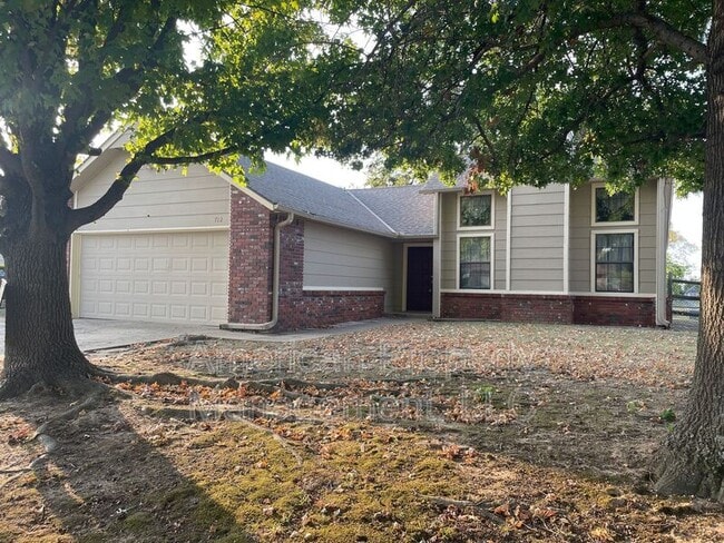 property at 712 West 119th Pl S