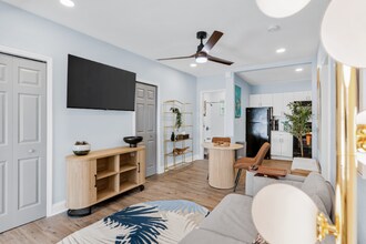 625 Kirkwood Terrace N, Unit A in St. Petersburg, FL - Foto de edificio - Building Photo