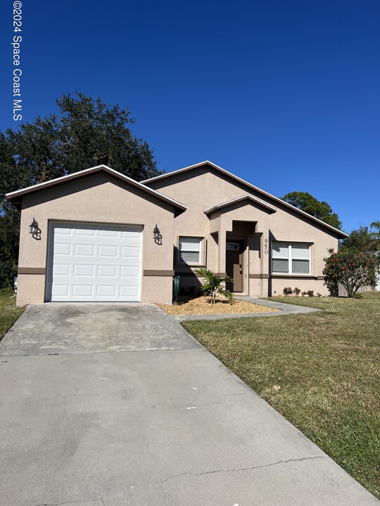 950 Bermuda Ave in Sebastian, FL - Building Photo