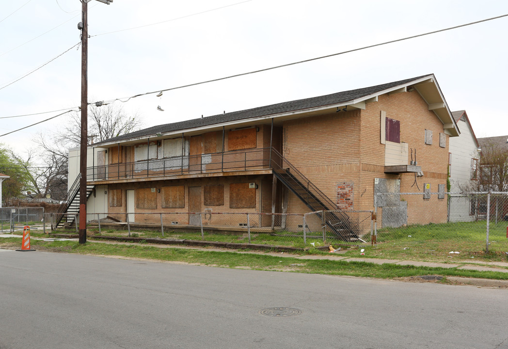 San Jacinto Apartments in Dallas, TX - Building Photo