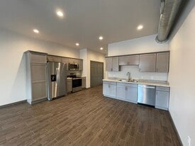 219 Main St, Unit 6 in Cedar Falls, IA - Building Photo