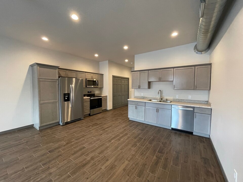 219 Main St, Unit 6 in Cedar Falls, IA - Building Photo