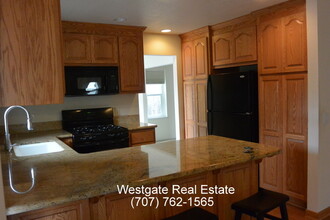 107 White Oak Cir in Petaluma, CA - Foto de edificio - Building Photo