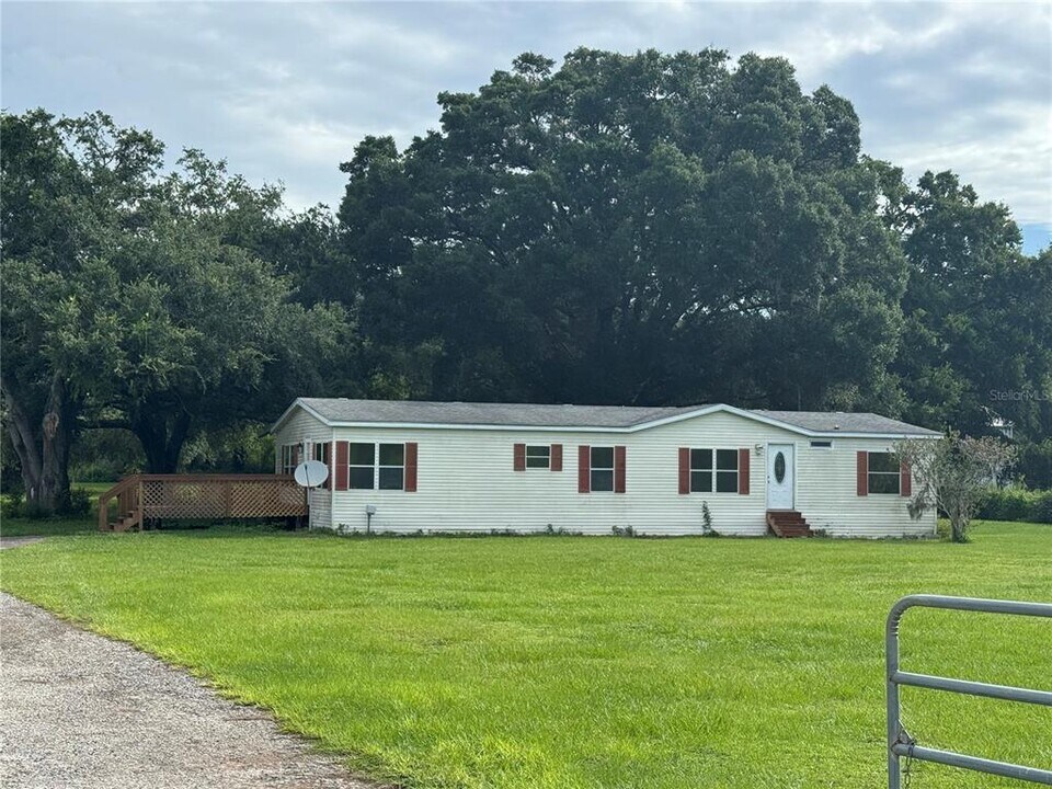 35643 Clinton Ave in Dade City, FL - Building Photo
