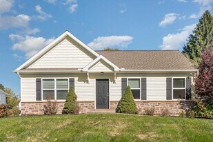 927 E Lisburn Rd in Mechanicsburg, PA - Building Photo