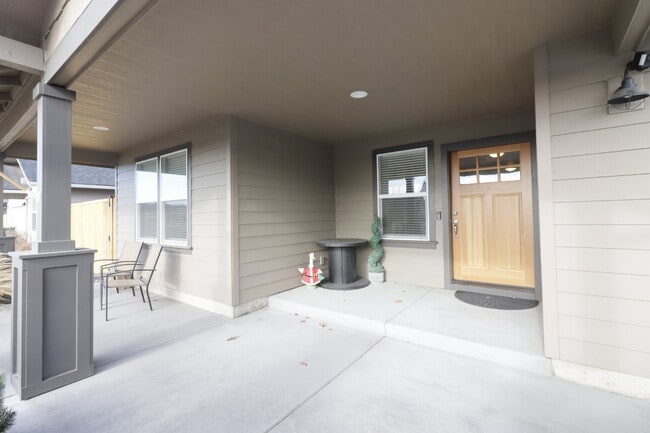 413 NE Nickernut Ln in Redmond, OR - Building Photo - Building Photo