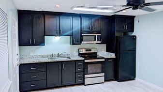 917 Hendricks Ave, Unit B in Laredo, TX - Building Photo