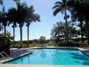 Sunset Bay Apartments in Miami, FL - Building Photo - Building Photo