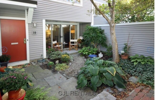 10 Fresh Pond Pl, Unit 1