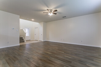 211 Azalea Way in New Braunfels, TX - Foto de edificio - Building Photo