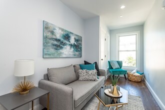 221 Paris St in Boston, MA - Building Photo - Building Photo