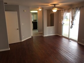 4642 Magnolia Lane in Lake In The Hills, IL - Foto de edificio - Building Photo