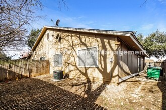 8858 Meadow Range St in San Antonio, TX - Foto de edificio - Building Photo