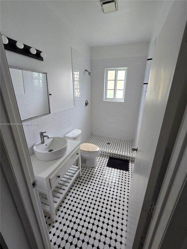 1345 Pennsylvania Ave, Unit 2 in Miami Beach, FL - Foto de edificio - Building Photo