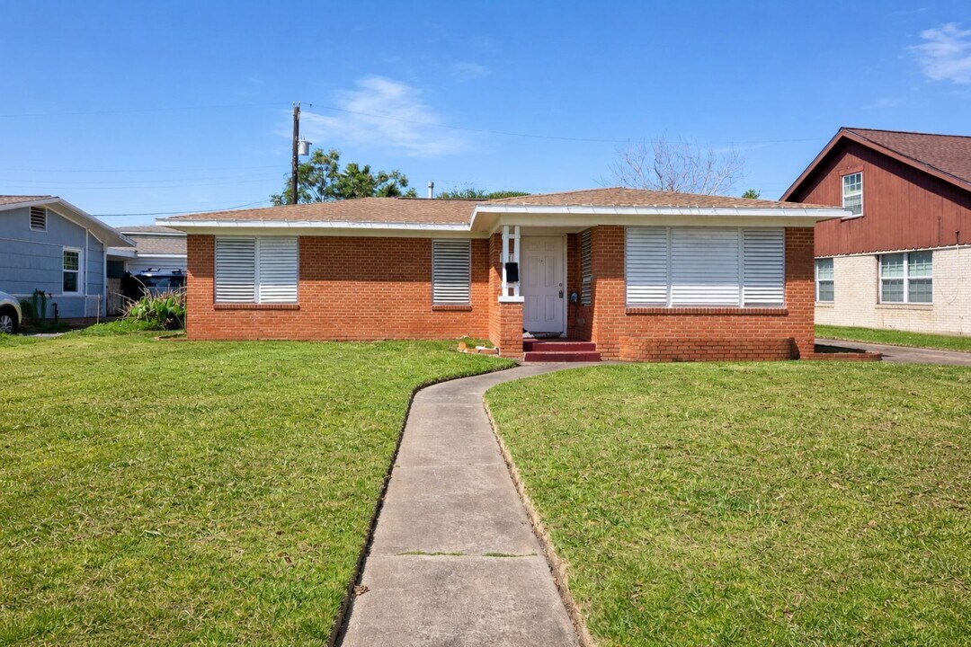 1611 Campbell Ln in Galveston, TX - Building Photo