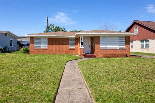 property at 1611 Campbell Ln