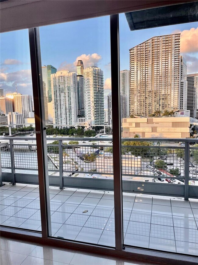 690 SW 1st Ct, Unit 1922 in Miami, FL - Foto de edificio - Building Photo