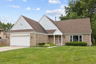135 Encina Dr in Naperville, IL - Building Photo