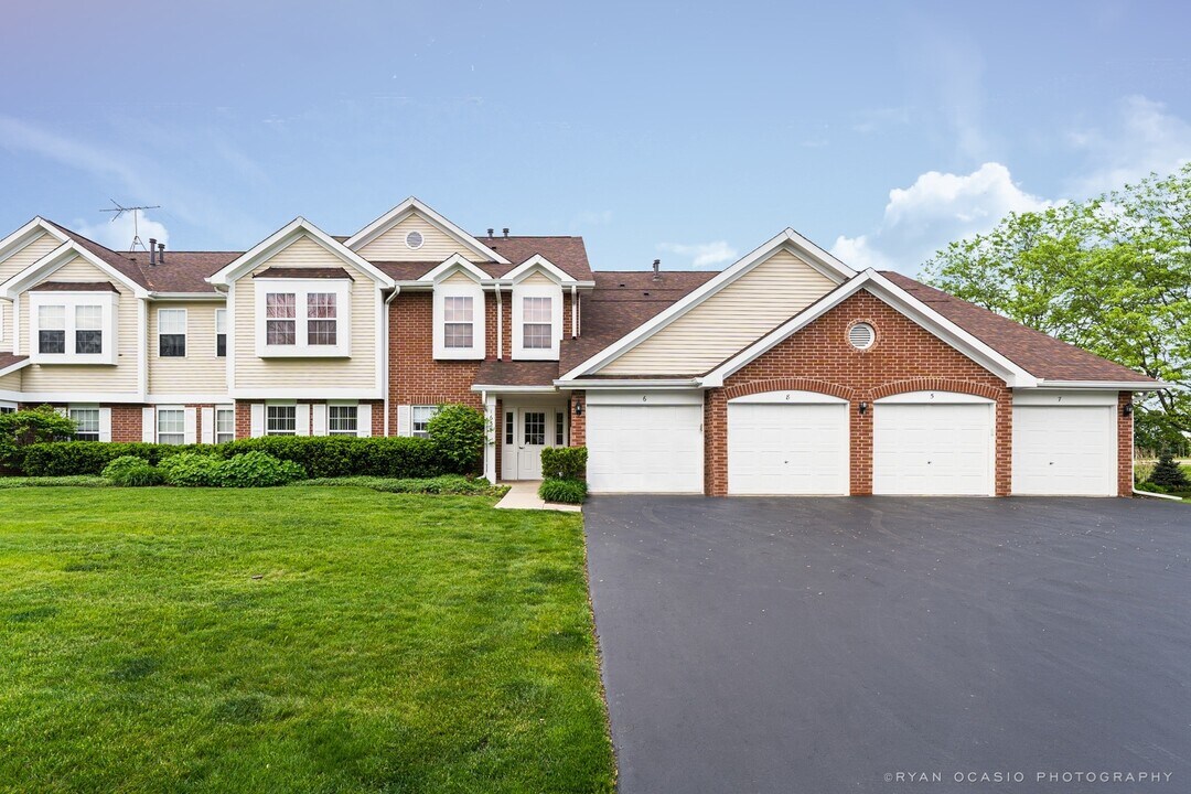 1655 Mansfield Ct in Roselle, IL - Building Photo