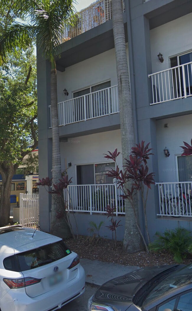 2734 Bird Ave, Unit 111 in Miami, FL - Foto de edificio - Building Photo