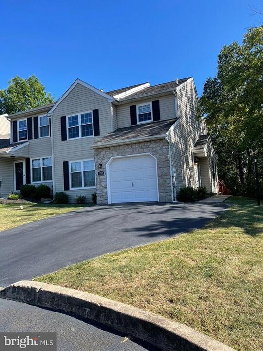 1247 Meadowview Cir in Lansdale, PA - Foto de edificio