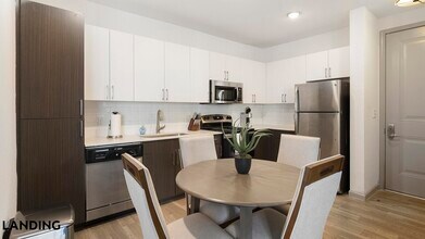 1001 S Center St in Arlington, TX - Foto de edificio - Building Photo