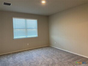2156 Griffith Dr in Seguin, TX - Building Photo - Building Photo