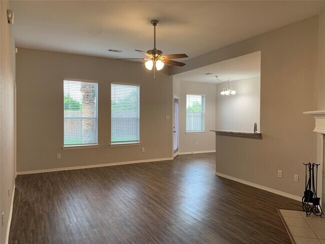 4903 Chase More Dr in Bacliff, TX - Building Photo - Building Photo