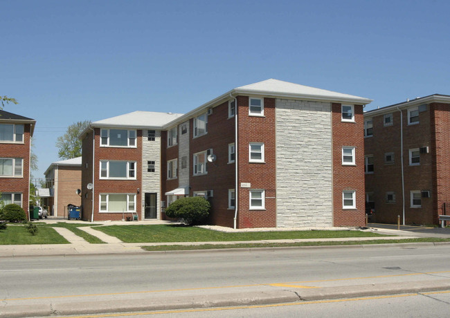 6940 W 65th St in Chicago, IL - Foto de edificio - Building Photo