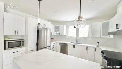 1328 Bunnell Dr in Burlington, ON - Building Photo - Building Photo