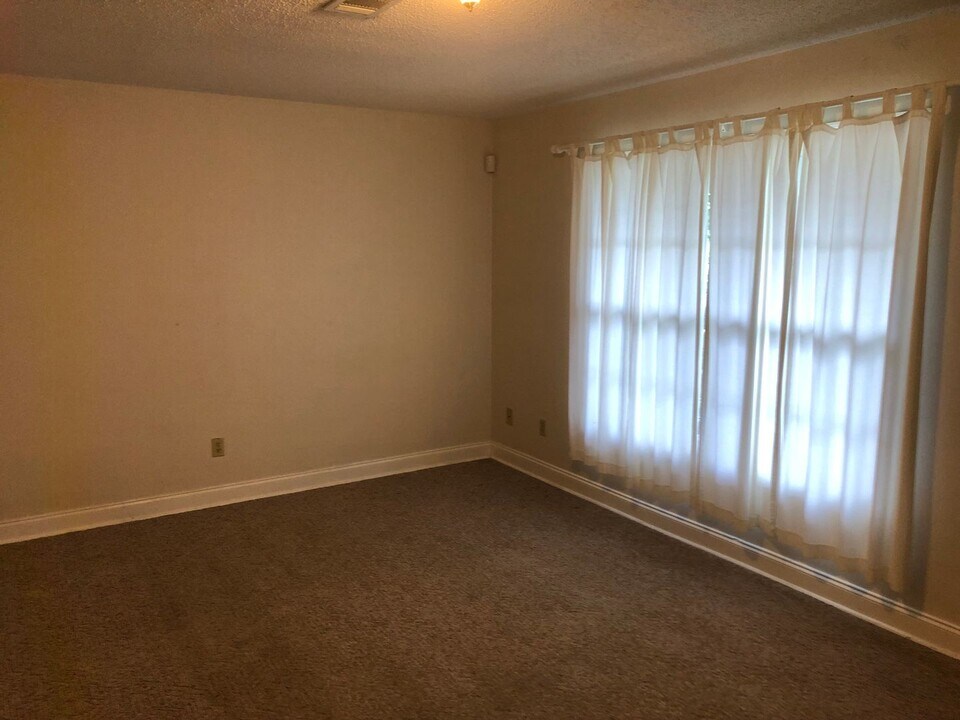 11 Morris Ave in Opelika, AL - Building Photo