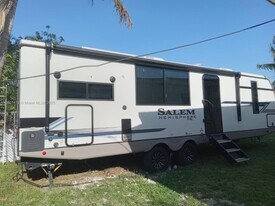 1067 NW 105th St in Miami, FL - Building Photo