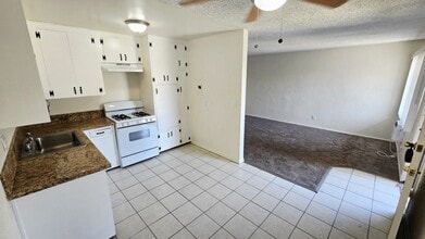 1210 W Stoneridge Ct in Ontario, CA - Foto de edificio - Building Photo