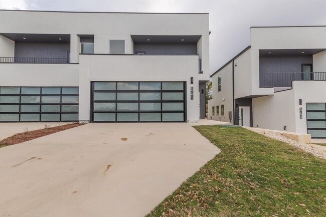 21515 Patton Ave in Lago Vista, TX - Foto de edificio - Building Photo